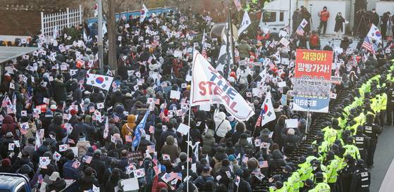 고위공직자범죄수사처(공수처)가 3일 윤석열 대통령 체포영장 집행을 시도한 가운데 서울 용산구 관저 인근에 윤석열 대통령 지지자들이 체포영장 집행에 반대하는 집회롤 열고 구호를 외치고 있다. 최기웅 기자 2025.01.03