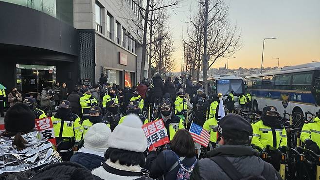 3일 오전 서울 한남동 대통령 관저앞. 공조수사본부가 윤석열 대통령을 체포하려하자  지지자들이 이를 저지하기 위해 집회를 벌이고 있다. 조철오기자