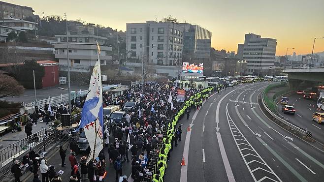 3일 오전 서울 한남동 대통령 관저앞. 공조수사본부가 윤석열 대통령을 체포하려하자  지지자들이 이를 저지하기 위해 집회를 벌이고 있다. 조철오기자