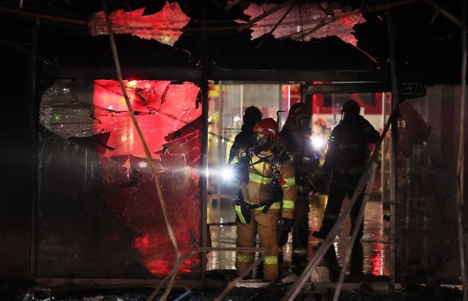 3일 오후 경기도 성남시 분당구 야탑동 복합 상가건물에서 화재가 발생해 소방관들이 인명 수색을 하고 있다. /사진=연합뉴스