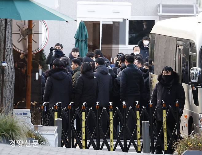 공수처 수사관들이 윤석열 대통령에 대한 체포영장 집행에 나선 3일 서울 한남동 대통령 관저로 진입하고 있다. 문재원 기자