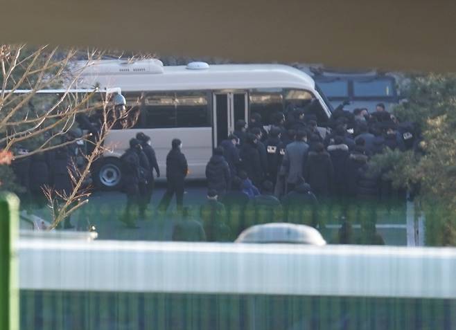 3일 대통령 관저 진입 중인 경찰. 사진=유희태 기자&nbsp;