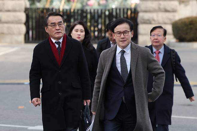 윤석열 대통령의 탄핵심판 사건 2회 변론준비기일인 3일 오후 윤석열 대통령의 법률대리인인 배보윤(왼쪽), 배진한 변호사가 서울 종로구 헌법재판소로 향하고 있다. [사진 = 연합뉴스]