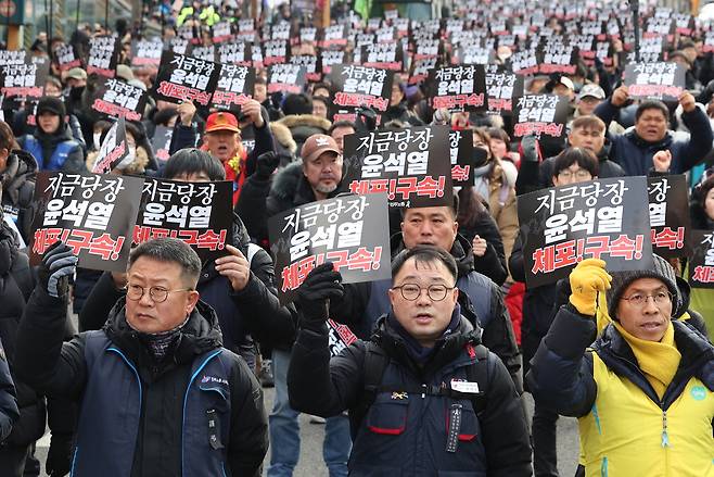 전국민주노동조합총연맹(민주노총) 소속 조합원들이 3일 서울 용산구 한강진역에서 열린 윤석열 대통령 체포 촉구 집회에서 손팻말을 들고 구호를 외치고 있다. 연합뉴스