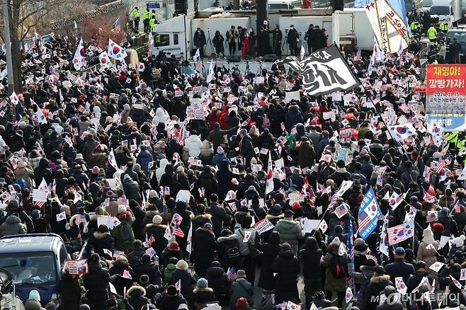 (서울=뉴스1) 박세연 기자 = 공수처가 윤석열 대통령에 대한 체포영장 집행에 나선 3일 서울 용산구 한남동 대통령 관저 주변에 보수단체 회원과 윤석열 대통령 지지자들이 집결해 있다. 2025.1.3/뉴스1  Copyright (C) 뉴스1. All rights reserved. 무단 전재 및 재배포,  AI학습 이용 금지. /사진=(서울=뉴스1) 박세연 기자