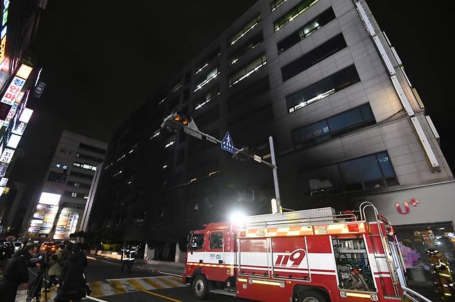 3일 경기도 성남시 분당구 야탑동 한 복합건축물에서 화재가 발생해 건물 벽면이 검게 그을려 있다./사진=뉴시스