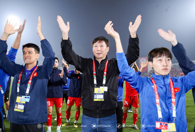 김상식 감독(가운데)이 태국과 결승 1차전 승리 후 세리머니를 펼치고 있다. /베트남축구협회 제공