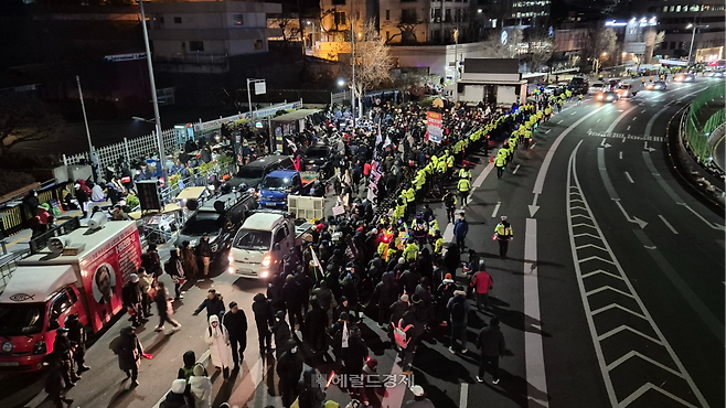 공수처가 윤석열 대통령에 대한 체포영장 집행을 시도한 3일 오전 관저 인근에 대통령 지지자 등 시민들이 몰려들고 있다. 김도윤 기자