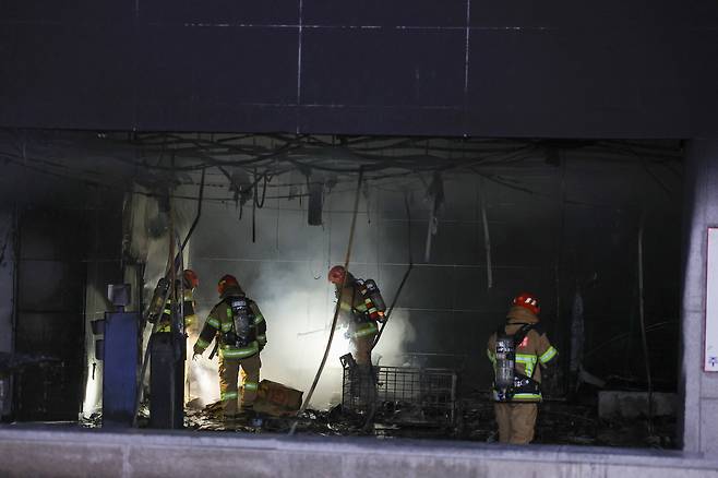 3일 경기 성남시 분당구 야탑동 한 복합건축물 화재현장에서 소방관들이 진화작업을 하고 있다. [연합]