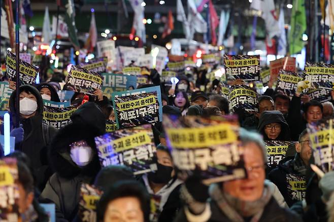 윤석열 대통령에 대한 공수처의 체포영장 집행이 불발된 3일 오후 서울 용산구 한남동 대통령 관저 인근에서 윤석열즉각퇴진·사회대개혁 비상행동 주최로 열린 탄핵 지지 집회에서 참가자들이 대통령 체포 및 구속을 촉구하고 있다.  [연합]