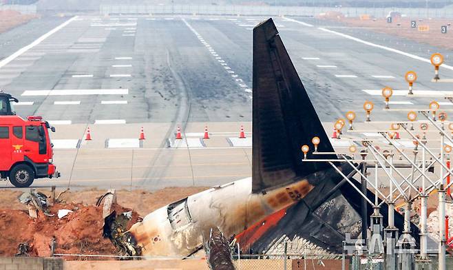 [무안=뉴시스] 김선웅 기자 = 30일 전남 무안국제공항 활주로에 전날 발생한 제주항공 참사 여객기의 잔해와 동체 착륙의 흔적이 남아 있다. 2024.12.30. mangusta@newsis.com