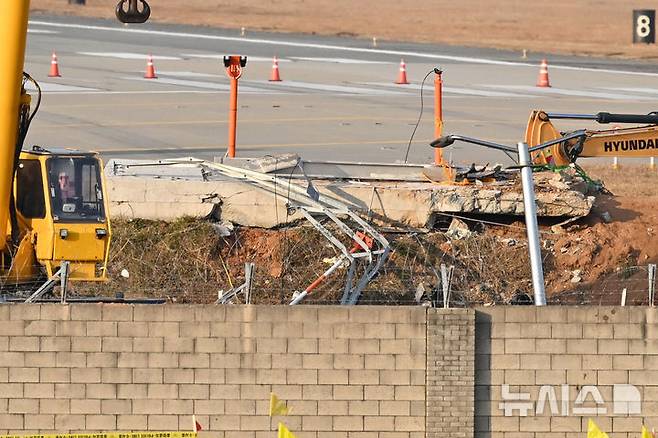 [무안=뉴시스] 이영주 기자 = 제주항공 여객기 참사 닷새 째인 2일 오후 전남 무안군 무안국제공항 주변 담장 너머로 사고 당시 여객기가 충돌한 로컬라이저의 콘크리트 구조물이 보이고 있다. 2025.01.02. leeyj2578@newsis.com