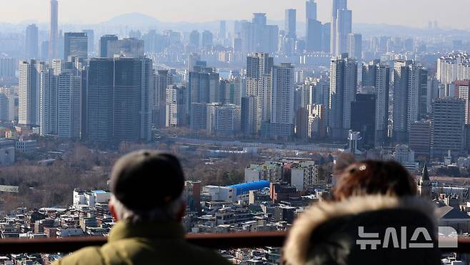 [서울=뉴시스] 이영환 기자 = 2일 오후 서울 중구 남산공원에서 아파트가 보이고 있다.이날 한국부동산원의 12월 다섯째 주(지난해 12월30일 기준) 주간 아파트 가격 동향 조사에 따르면 전국 아파트 매매가격은 지난주와 같은 -0.03%를 기록했다. 지난주 보합에서 하락으로 전환한 수도권(-0.02%→-0.02%)은 하락폭을 유지했다. 지난주까지 40주 연속 오르던 서울(0.01%→0.00%)의 경우 이번주 보합으로 돌아섰다. 서울 아파트값이 보합세를 보인 것은 지난해 4월 상승이 시작된 이후 41주 만이다. 고강도 대출 규제에 비상계엄 사태와 윤석열 대통령 탄핵 등 정국 불확실성이 겹치며 매수세가 위축된 영향으로 풀이된다. 2025.01.02. 20hwan@newsis.com