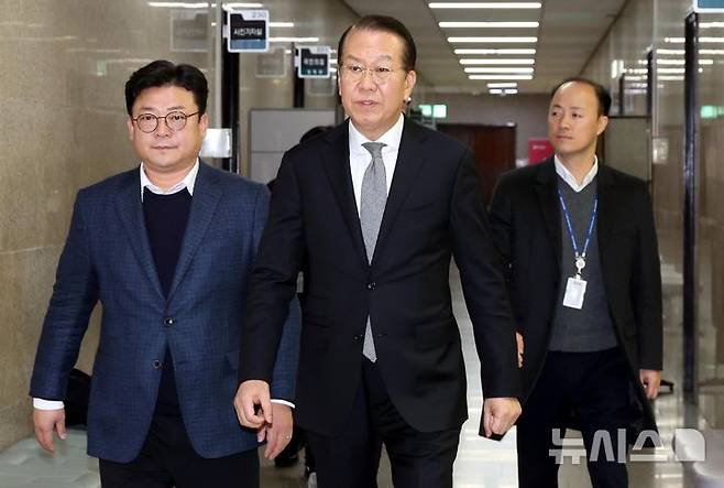 [서울=뉴시스] 조성봉 기자 = 권영세(가운데) 국민의힘 비상대책위원장이 3일 오후 서울 여의도 국회에서 고위공직자범죄수사처의 윤석열 대통령 체포영장 집행관련 입장 발표를 하기 위해 들어서고 있다. 2025.01.03.  suncho21@newsis.com