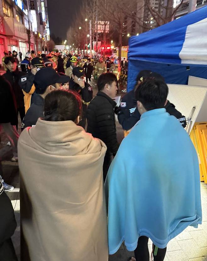 [성남=뉴시스] 경기소방이 지원한 모포를 덮고 있는 화재 대피자 모습.  (사진=경기도소방재난본부 제공) 2025.01.03. photo@newsis.com *재판매 및 DB 금지