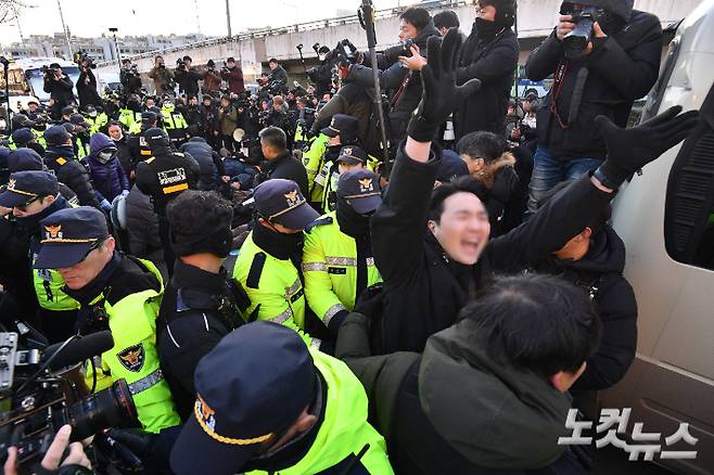 윤석열 대통령에 대한 체포영장 발부 사흘째인 2일 오후 서울 용산구 한남동 대통령 관저 정문 앞 도로에서 농성을 벌이던 윤 대통령 지지자들을 경찰들이 강제해산시키고 있다. 류영주 기자