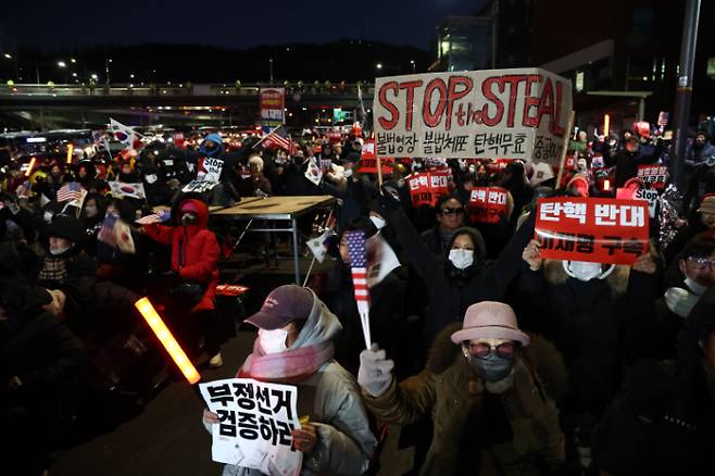 윤석열 대통령 지지자들이 3일 서울 용산구 한남동 대통령 관저 입구에서 고위공직자범죄수사처의 체포영장 집행을 막기 위해 집회를 열고 있다. 연합뉴스