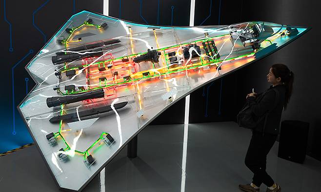 지난해 10월 13일 중국 주하이에서 열린 주하이에어쇼에서 관람객이 중국의 미래 항공기 모형을 보고 있다. 세계일보 자료사진