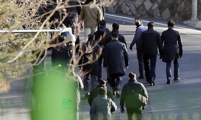고위공직자범죄수사처(공수처)가 윤석열 대통령 체포영장 집행을 시도한 3일 공수처 관계자들이 서울 용산구 대통령 관저로 들어가고 있다. 뉴시스