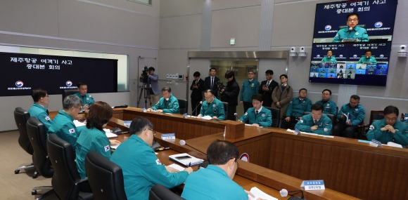 최상목 대통령 권한대행 부총리 겸 기획재정부 장관이 3일 오전 정부서울청사 중앙재난안전대책본부에서 무안 제주항공 여객기 사고 대책회의를 하고 있다. 연합뉴스