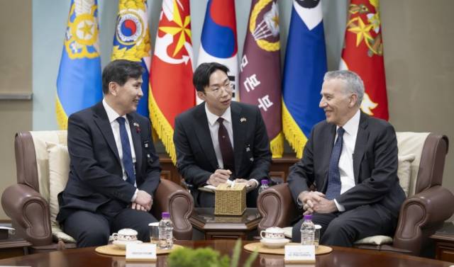 2일 김선호(왼쪽) 국방부장관 직무대행이 필립 골드버그(오른쪽) 주한미국대사를 접견하고 있다. /사진제공=국방부