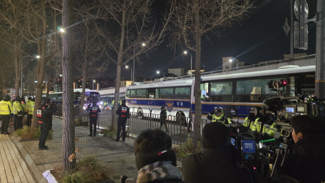 3일 오전 6시 50분께 서울 한남동 관저 인근에서 경찰이 차벽을 세워 진입로를 확보하고 있다. 이승령 기자