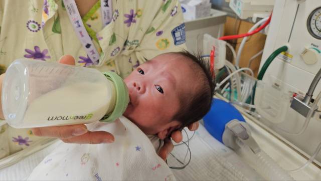 오둥이 중 셋째 새강이가 젖병수유 연습을 하는 모습. 사진 제공=서울성모병원