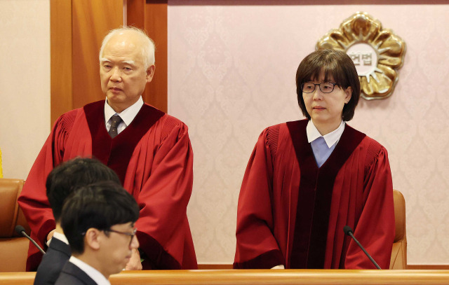 정형식(왼쪽), 이미선 헌법재판관이 3일 오후 서울 종로구 헌법재판소 소심판정에서 열린 윤석열 대통령 탄핵 심판 2회 변론 준비 기일에 입장하고 있다. 연합뉴스
