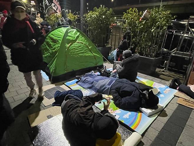 2일 밤&nbsp;서울 용산구 한남동 대통령 관저 주변에서 윤석열 대통령 지지자들이 밤샘 집회를 이어가고 있다. ⓒ독자 제공