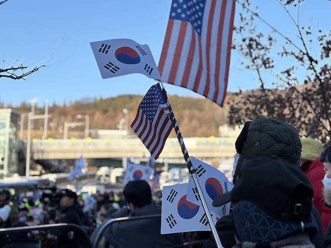 3일 오전 6시경 서울 용산구 한남동 대통령 관저 주변에서 집회 참여자들이 태극기와 성조기를 함께 들고 있는 모습 ⓒ시사저널 정윤경