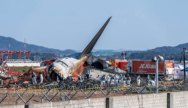 2024년 12월31일 전남 무안군 무안국제공항 제주항공 여객기 참사 현장에서 경찰 과학수사대와 국과수가 현장 조사를 하고 있다. ⓒ시사저널 최준필