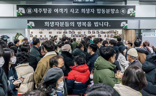 1월1일 전남 무안국제공항에 마련된 제주항공 참사 분향소에서 시민들이 조문하고 있다. ⓒ시사저널 최준필