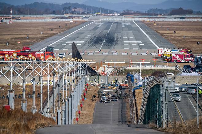 2024년 12월31일 전남 무안군 무안국제공항 활주로에 이틀 전 동체 착륙을 시도하다 충돌 후 폭발한 제주항공 여객기의 흔적과 잔해가 남아있다. ⓒ시사저널 최준필