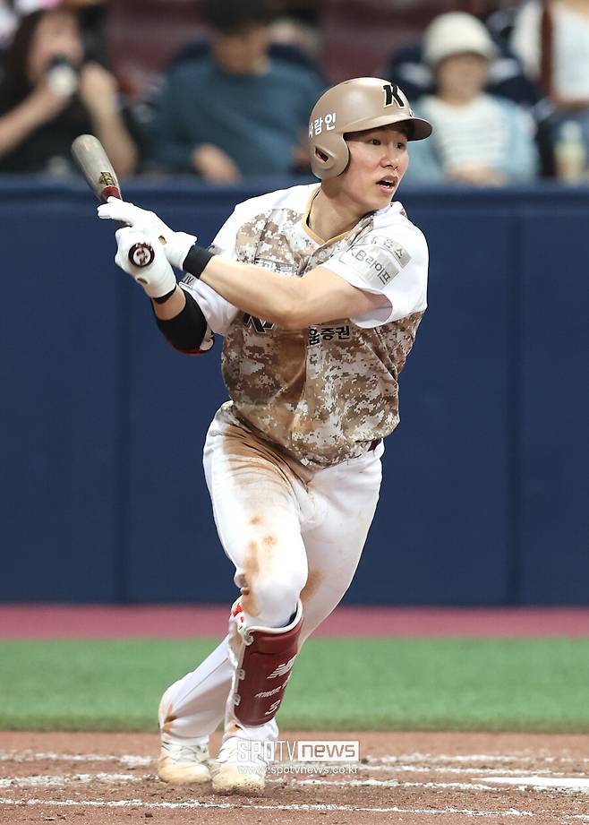 ▲ 김혜성은 2023년 커리어 하이인 타율 .335를 남기는 한편 7홈런 57타점 25도루로 활약했고 지난 해에는 홈런과 타점에서 커리어 하이를 작성하는 등 타율 .326 11홈런 75타점 30도루라는 뛰어난 성적을 거뒀다. 김혜성의 KBO 리그 통산 성적은 953경기 타율 .304, 출루율 .364, 장타율 .403 1043안타 37홈런 386타점 211도루. ⓒ곽혜미 기자