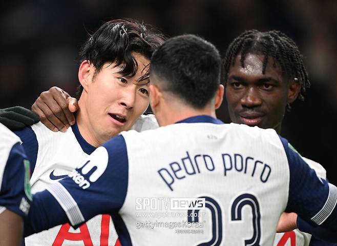 손흥민은 2025년 1월부터 보스만 룰에 따라 다른 구단과 자유롭게 협상할 수 있음에도 불구하고, 토트넘은 아직 명확한 재계약 움직임을 보이지 않고 있다. 글로벌스포츠매체&nbsp;‘디애슬레틱’은 “토트넘이 손흥민과 벤 데이비스의 계약 1년 연장 옵션을 발동해 둘 다 1년 더 팀에 남기려고 한다”고 보도했다. 토트넘 내부 사정을 잘 아는 전 스카우트 브라이언 킹은 “손흥민 같은 레전드가 이런 식으로 대우받아서는 안 된다. 토트넘은 이미 몇 달 전에 손흥민 계약 문제를 해결했어야 했다. 손흥민이 지금 토트넘에서 행복한지조차 확신하기 어렵다”고 비판했다. 이후 영국 몇몇 언론들은 “손흥민이 토트넘과의 계약 상황에 불만을 품고 있다는 얘기가 있다. 일부 관계자들은 그가 팀을 떠날 것이라는 소문을 들었다”라며 구단 내부에서 도는 흉흉한 소문까지 보도했다