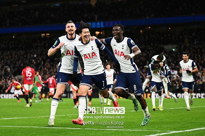 손흥민은 2025년 1월부터 보스만 룰에 따라 다른 구단과 자유롭게 협상할 수 있음에도 불구하고, 토트넘은 아직 명확한 재계약 움직임을 보이지 않고 있다. 글로벌스포츠매체&nbsp;‘디애슬레틱’은 “토트넘이 손흥민과 벤 데이비스의 계약 1년 연장 옵션을 발동해 둘 다 1년 더 팀에 남기려고 한다”고 보도했다. 토트넘 내부 사정을 잘 아는 전 스카우트 브라이언 킹은 “손흥민 같은 레전드가 이런 식으로 대우받아서는 안 된다. 토트넘은 이미 몇 달 전에 손흥민 계약 문제를 해결했어야 했다. 손흥민이 지금 토트넘에서 행복한지조차 확신하기 어렵다”고 비판했다. 이후 영국 몇몇 언론들은 “손흥민이 토트넘과의 계약 상황에 불만을 품고 있다는 얘기가 있다. 일부 관계자들은 그가 팀을 떠날 것이라는 소문을 들었다”라며 구단 내부에서 도는 흉흉한 소문까지 보도했다