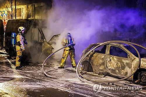 차량 화재 진압하는 소방관들 (브뤼셀 EPA=연합뉴스) 1일(현지시간) 벨기에 수도 브뤼셀에서 소방관들이 차량 화재를 진압하고 있다. 2025.1.2 photo@yna.co.kr [재판매 및 DB 금지]