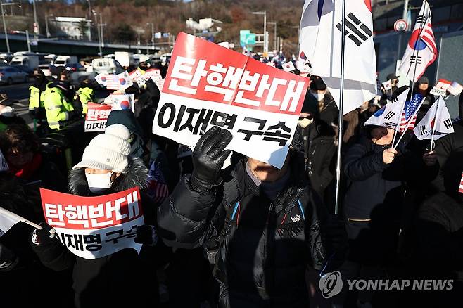 한남동 관저 앞에 모인 윤 대통령 지지자들 (서울=연합뉴스) 윤동진 기자 = 고위공직자범죄수사처가 윤석열 대통령에 대한 체포영장 집행에 나선 3일 서울 용산구 한남동 대통령 관저 인근에 윤석열 대통령 지지자들이 모여 있다. 2025.1.3 mon@yna.co.kr