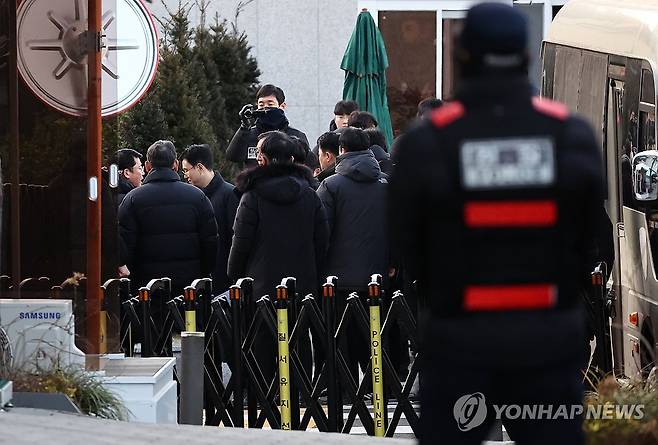 공수처, 한남동 관저 진입 (서울=연합뉴스) 윤동진 기자 = 윤석열 대통령에 대한 체포영장 집행에 나선 고위공직자범죄수사처 수사관들이 3일 서울 한남동 대통령 관저 입구를 통과해 진입하고 있다. 2025.1.3 mon@yna.co.kr