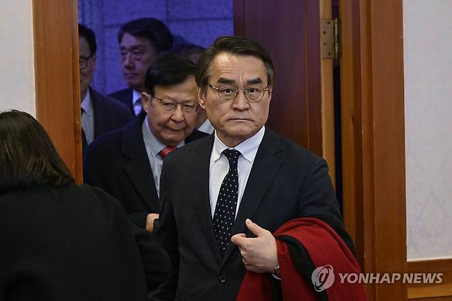 소심판정 입장하는 윤 대통령측 법률대리인단 (서울=연합뉴스) 임화영 기자 = 윤석열 대통령의 법률대리인인 배보윤 변호사가 3일 서울 종로구 헌법재판소 소심판정에서 열린 윤석열 대통령 탄핵 심판 2차 변론준비기일에 입장하고 있다. 2025.1.3 [공동취재] hwayoung7@yna.co.kr