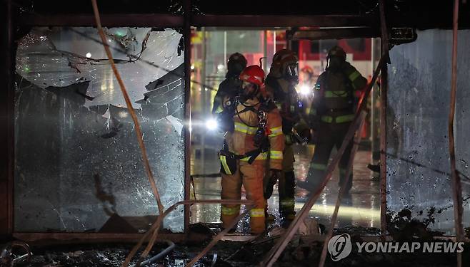 인명 수색에 투입된 소방관 (성남=연합뉴스) 홍기원 기자 = 3일 경기 성남시 분당구 야탑동 한 복합건축물 화재현장에서 소방관들이 인명 수색에 투입되고 있다. 2025.1.3 xanadu@yna.co.kr