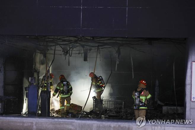 성남 야탑동 복합건축물 화재 진화작업 하는 소방관들 (성남=연합뉴스) 홍기원 기자 = 3일 경기 성남시 분당구 야탑동 한 복합건축물 화재현장에서 소방관들이 진화작업을 하고 있다.  2025.1.3 xanadu@yna.co.kr