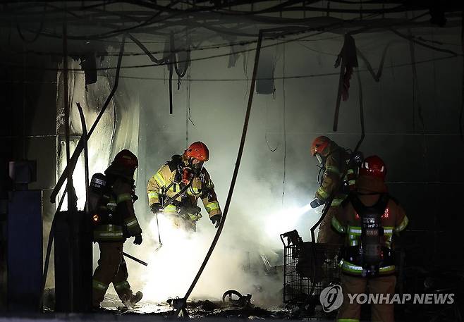 잔불 정리하는 소방관들 (성남=연합뉴스) 홍기원 기자 = 3일 오후 경기도 성남시 분당구 야탑동 복합 상가건물에서 화재가 발생해 소방관들이 잔불 정리를 하고 있다. 2025.1.3 xanadu@yna.co.kr