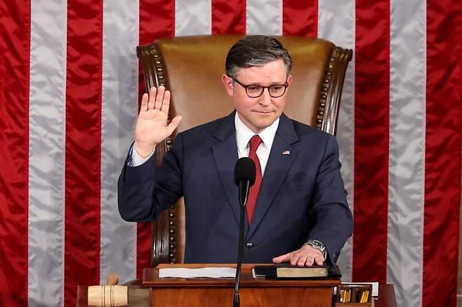 마이크 존슨 미국 하원의원이 3일(현지시간) 미국 워싱턴의 미 국회의사당에서 열린 119대 의회 첫날 재선된 후 하원의장에 취임 선서를 하고 있다.(사진=로이터)