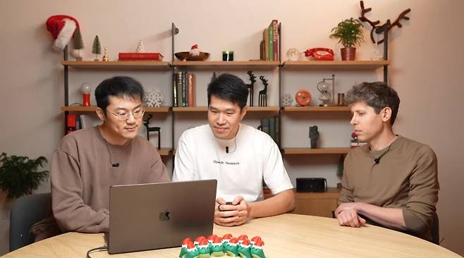 샘 올트먼 오픈AI 대표(오른쪽)와 개발자들이 초고성능 추론 AI 모델 'o3'와 소형 모델 'o3 미니'를 공개하고 있다.(오픈AI 유튜브 화면 갈무리)