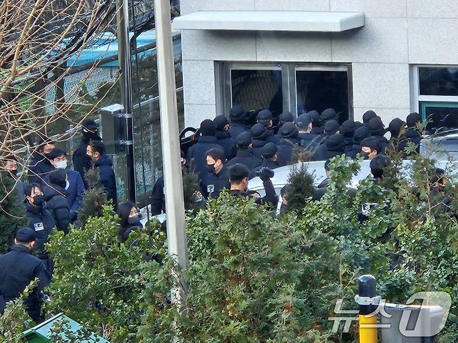 이대환 고위공직자범죄수사처(공수처) 부장검사 등 공수처 수사관들이 3일 오전 8시 30분 경 서울 용산구 한남동 대통령 관저 검문소에 진입해 윤석열 대통령에 대한 체포영장을 집행하려 하자 육군 수도방위사령부 55경비단 병력이 수사관들을 둘러싸 저지하고 있다. 2024.1.3/뉴스1 ⓒ News1 장시온 기자