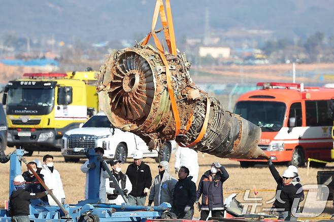 제주항공 여객기 참사 엿새째인 3일 오후 전남 무안국제공항 참사 현장에서 로컬라이저(방위각시설) 둔덕에 파묻힌 제주항공 7C2216편의 엔진이 크레인으로 옮겨지고 있다. 2025.1.3/뉴스1 ⓒ News1 김진환 기자