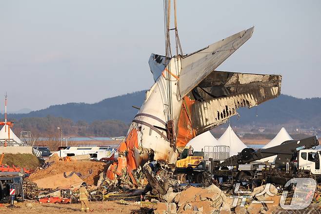 제주항공 여객기 참사 엿새째인 3일 오후 전남 무안국제공항 참사 현장에서 사고 기체의 꼬리 부분이 타워크레인에 의해 인양되고 있다. 2025.1.3/뉴스1 ⓒ News1 김진환 기자