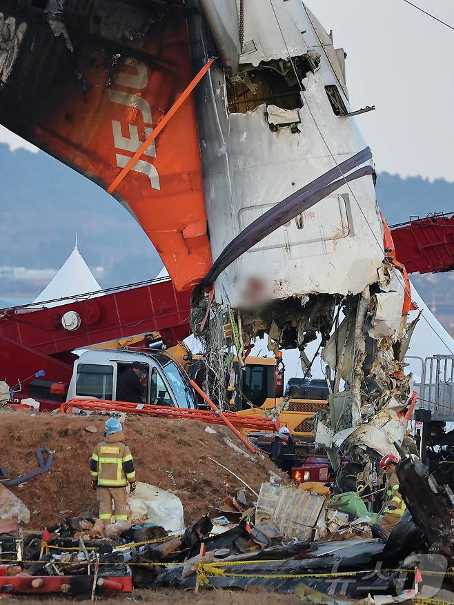 제주항공 여객기 참사 엿새째인 3일 오후 전남 무안국제공항 참사 현장에서 사고 기체의 꼬리 부분이 타워크레인에 의해 인양되고 있다. 2025.1.3/뉴스1 ⓒ News1 김진환 기자