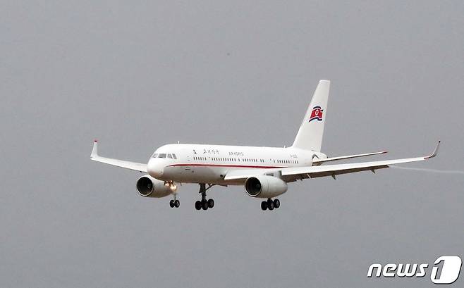 북·러 정상회담을 앞둔 23일(현지시각) 오전 러시아 블라디보스토크공항에 북한 고려항공 여객기가 착륙하고 있다. 2019.4.23/뉴스1 ⓒ News1 이재명 기자
